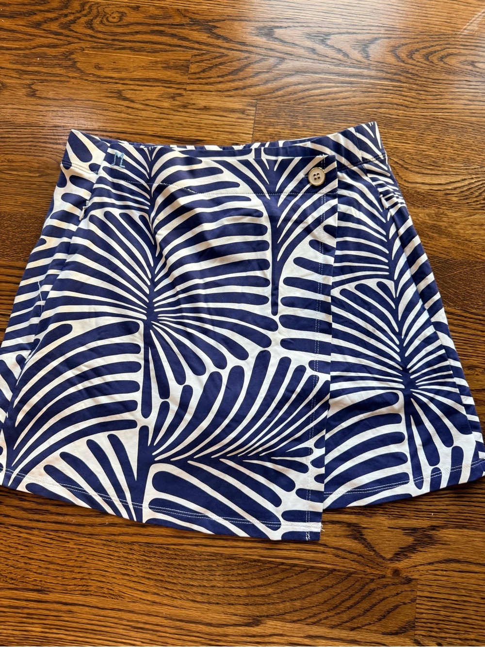 J.McLaughlin Navy White Skort. S. Front button. EUC . Stretch material .